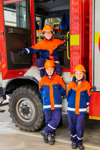 JF-Mitglieder vor einem Fahrzeug JF-Mitglieder vor einem Fahrzeug